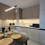 Towarowa Global Apartment, Free Parking, Air-conditioning, Self Check-in 24h * 포즈난