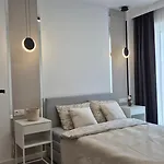 Towarowa Global Apartment, Free Parking, Air-conditioning, Self Check-in 24h * 포즈난